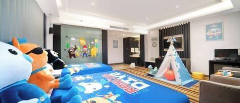 Habitación de hotel con dos camas, televisión, escritorio y una tienda de campaña.