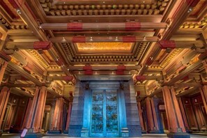 A grand hall with a high ceiling, ornate columns, and a central entrance. - Gulong Hotel (Hanzhong High-speed Railway Station Wanbang) (Hanzhong)