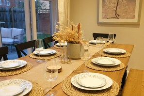 Dining - Luxury 6-Bedroom Bicester Villa near Bicester Village - 5 minutes away (Bicester)