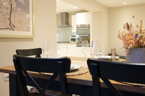 Dining - Luxury 6-Bedroom Bicester Villa near Bicester Village (5 minutes away) (Bicester)