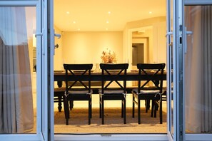 Dining - Luxury 6-Bedroom Bicester Villa near Bicester Village - 5 minutes away (Bicester)