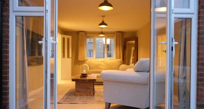 Luxury 6-Bedroom Bicester Villa near Bicester Village (5 minutes away)