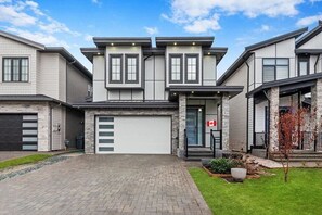 Exterior - Contemporary Luxury modern charming retreat (Langley Township)