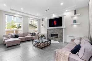 Smart TV, computer monitors - Contemporary Luxury modern charming retreat (Langley Township)