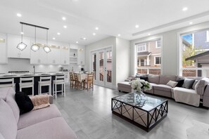 Smart TV, computer monitors - Contemporary Luxury modern charming retreat (Langley Township)