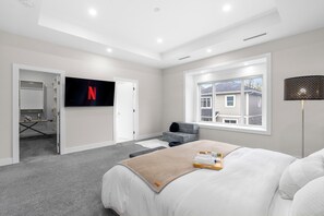 4 bedrooms, desk, iron/ironing board, free WiFi - Contemporary Luxury modern charming retreat (Langley Township)