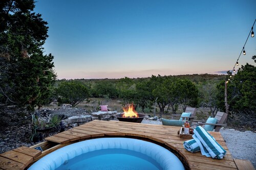 The Elegant Casa Agave. 
HOT TUB minutes from Fredericksburg