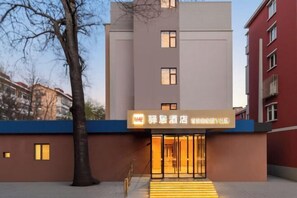 Exterior - Homeinn Ease Hotel (Beijing Capital Gymnasium Baishiqiao South Subway Station) (Beijing)
