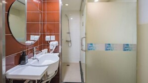A bathroom with two sinks, a mirror, and a shower. - Homeinn Ease Hotel (Beijing Capital Gymnasium Baishiqiao South Subway Station) (Beijing)