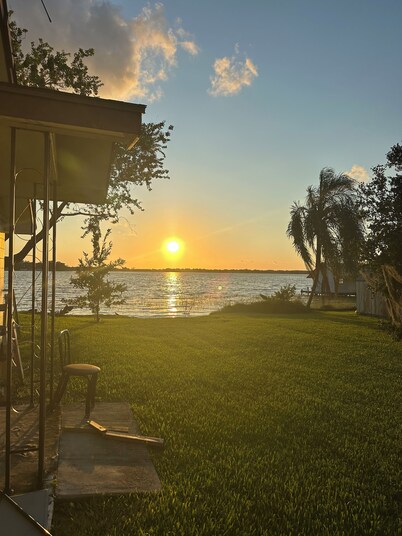 Cozy house in peaceful Lake Alfred with AC, WiFi very secluded.