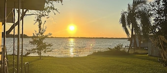 Cozy house in peaceful Lake Alfred with AC, WiFi very secluded.
