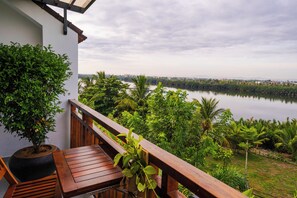 Familien-Vierbettzimmer, Flussblick | Terrasse/Patio