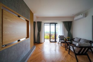 Superior Quadruple Room, River View | Living area - Palm River Boutique (Da Nang)