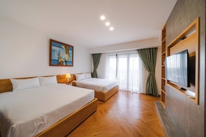Quarto quádruplo superior, vista para o rio | Roupas de cama premium