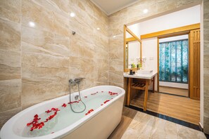 Executive Double Room, Pool View | Bathroom | Deep-soaking bathtub, rainfall showerhead, free toiletries, hair dryer - Palm River Boutique (Da Nang)