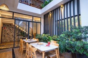 Petit déjeuner complet compris tous les jours