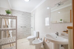 Douche, serviettes fournies