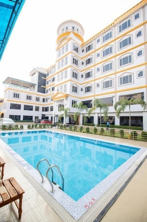 Una piscina al aire libre. Siddhartha Hotel Grand City