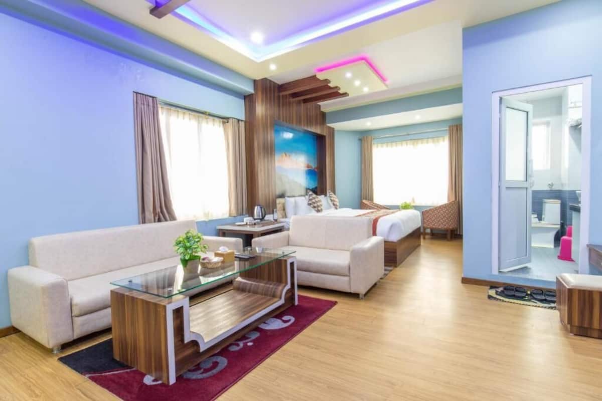 Ein modernes Wohnzimmer mit einer Couch, einem Glastisch und einem Bild an der Wand.