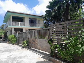 Exterior - Creole Escape: Rustic House 5 Minutes Walk from the Beach, Baie du Moule (Le Moule)