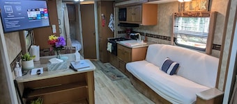 RV Camper - Few Min to the Beach -Boston Downtown and Logan Airport With parking