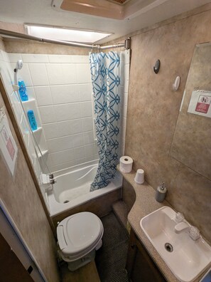 Whirlpool, Seife, Shampoo, Toilettenpapier