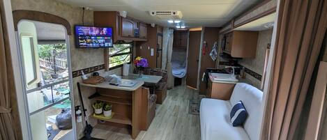 2 عدّة غرف نوم ومكتب وواي فاي مجانًا وملاءات أسرّة