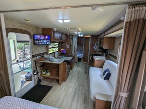 Room - RV Camper - Few Min to the Beach -Boston Downtown and Logan Airport With parking (Revere)