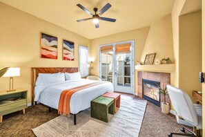 1 bedroom, desk, iron/ironing board, WiFi - Desert Crown Jewel Studio Retreat in La Quinta #C (La Quinta)