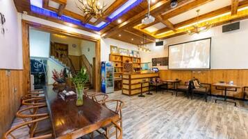 Un restaurante con interior de madera, una larga mesa de comedor y una zona de bar.