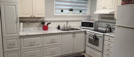 Réfrigérateur, micro-ondes, four, plaque de cuisson