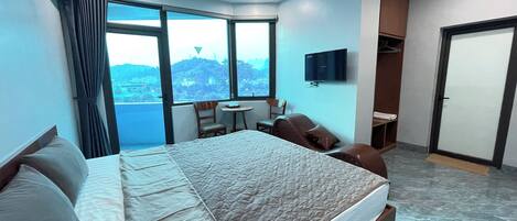 Egyptian cotton sheets, premium bedding, desk, free WiFi