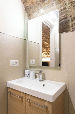 Shower, hair dryer, bidet, towels