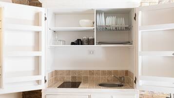 KĂŒhlschrank, Mikrowelle, Herdplatte, Wasserkocher mit Kaffee-/Teezubehör