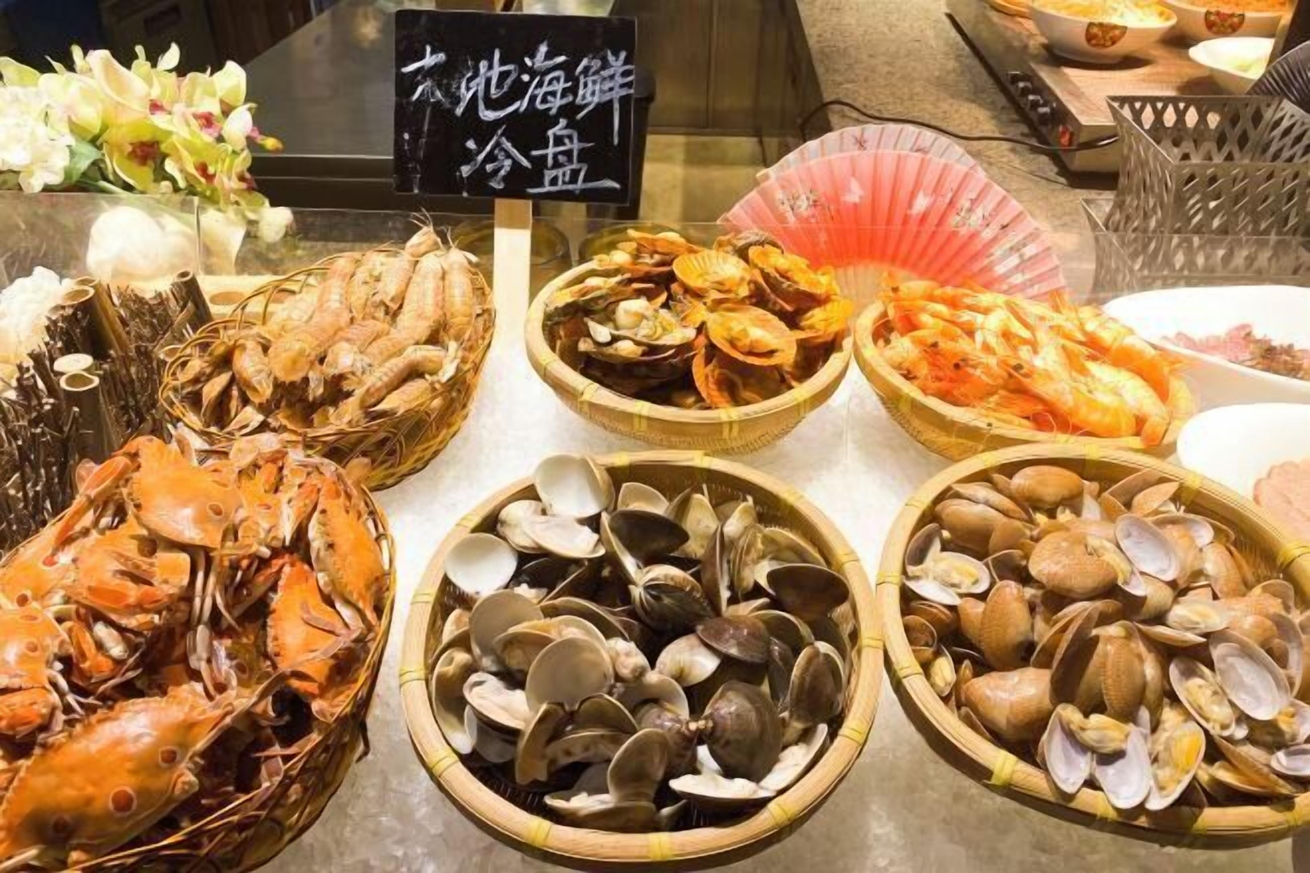 Exhibición de mariscos con diversos tipos de mariscos y crustáceos.
