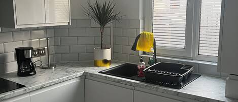 Kylskåp, mikrovågsugn, ugn och spishäll