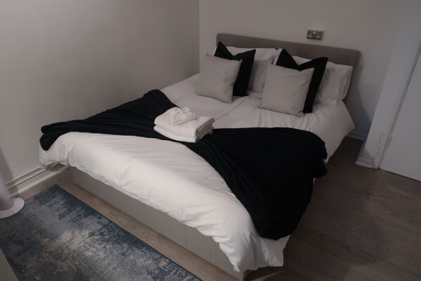 1 chambre, bureau, fer et planche Ă repasser, lit parapluie