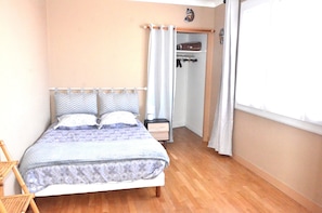 3 bedrooms, desk, iron/ironing board, travel crib