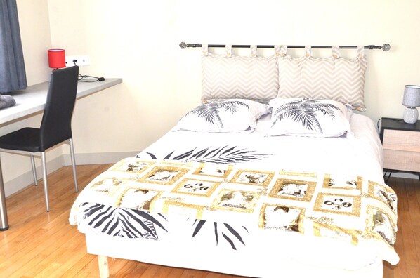 3 bedrooms, desk, iron/ironing board, travel crib