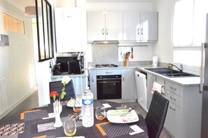 Fridge, microwave, oven, stovetop - 5 min from town center, 3-bedroom furnished apartment, approx. 70m2, 2nd floor. (Limoges)