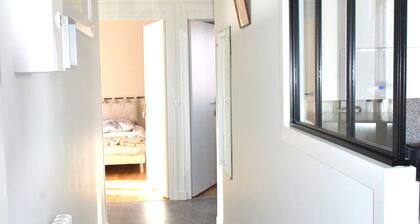 à 5 mn du centre ville, Logement meublé de 3 chambres, environ 70m2, 2° étage.