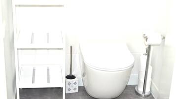 Douche, sĂšche-cheveux, serviettes fournies, savon