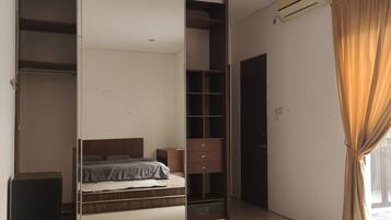 4 habitaciones, escritorio, tabla de planchar con plancha y wifi