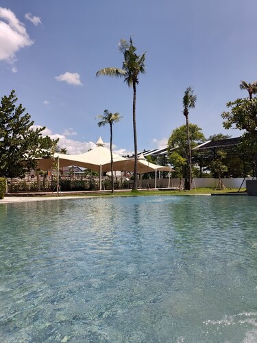 Lively 3-bedroom house 180m2 with WiFi, AC in georgeous Surabaya