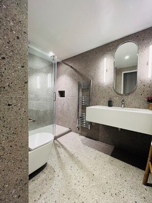 Een douche, een haardroger, handdoeken, zeep