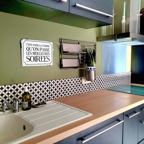 Fridge, microwave, stovetop, dishwasher