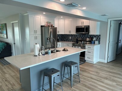 Relaxing 3 Br-2 Ba cottage on canal with heated pool & hot tub.