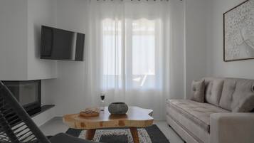 Pearl Villa with Sea View & Hot Tub | Área de estar | Smart TV 32 polegadas com canais via satélite