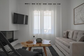 Pearl Villa with Sea View & Hot Tub | Woonruimte | Een 32-inch smart-tv met satellietzenders