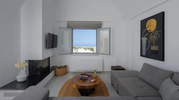 Coral Villa with Sea View & Hot Tub | Oppholdsområde | En 32-tommers smart-TV med Parabol-TV